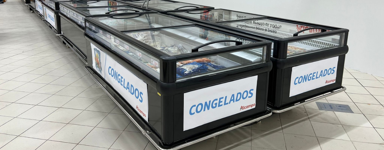 Black freezer units with glass tops displaying frozen food, labelled "CONGELADOS" in white text.