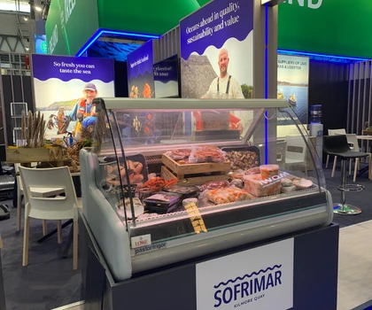 Display case featuring various seafood products, with a blue and white SOFRIMAR sign in the background.